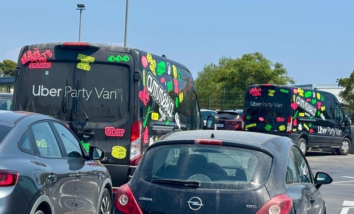 Imagen de dos 'party van' de Uber que operan este verano en Ibiza.
