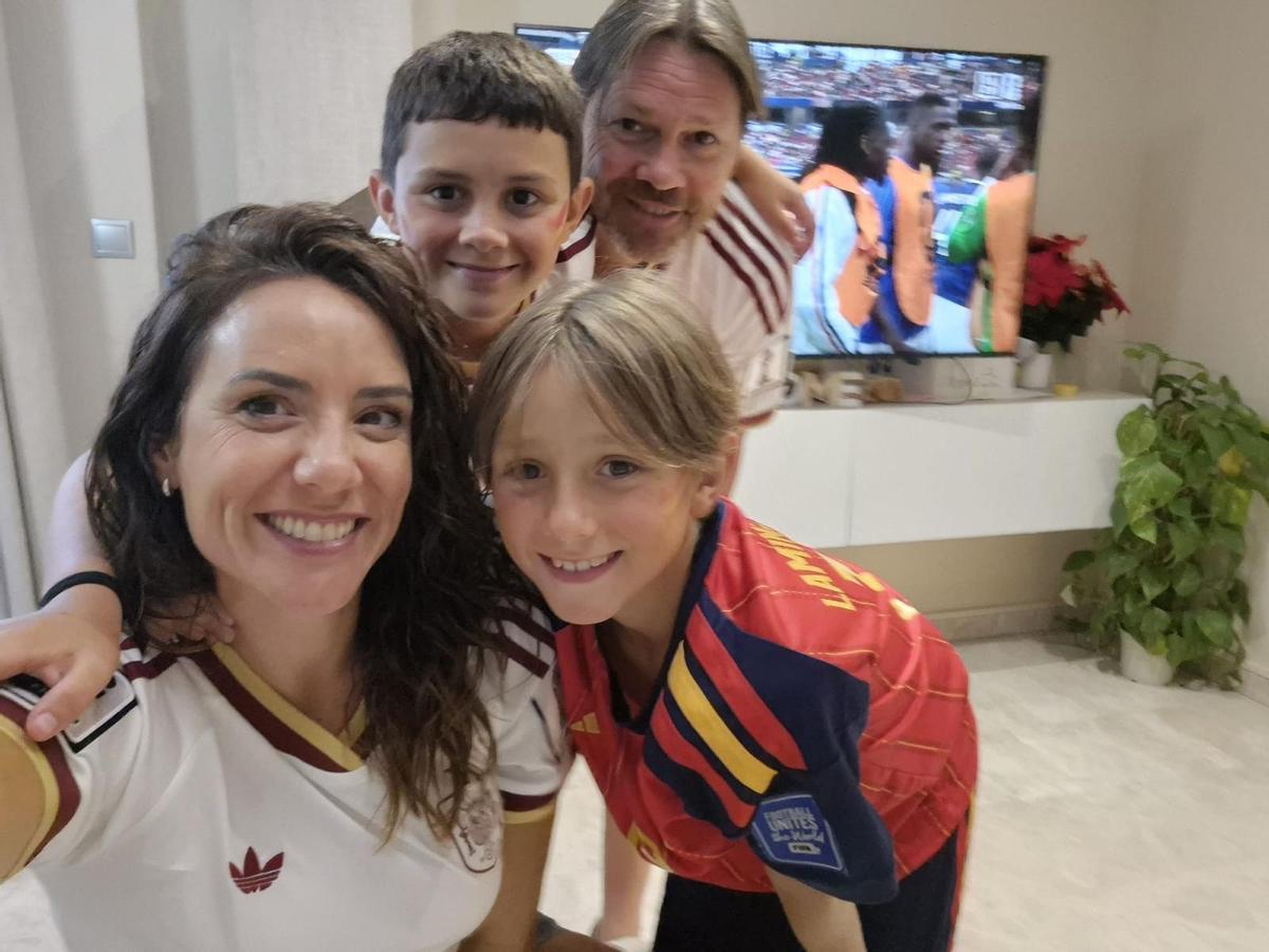 Rafa Fernández, junto a su mujer e hijos, viviendo el partido de semifinales de España contra Francia.
