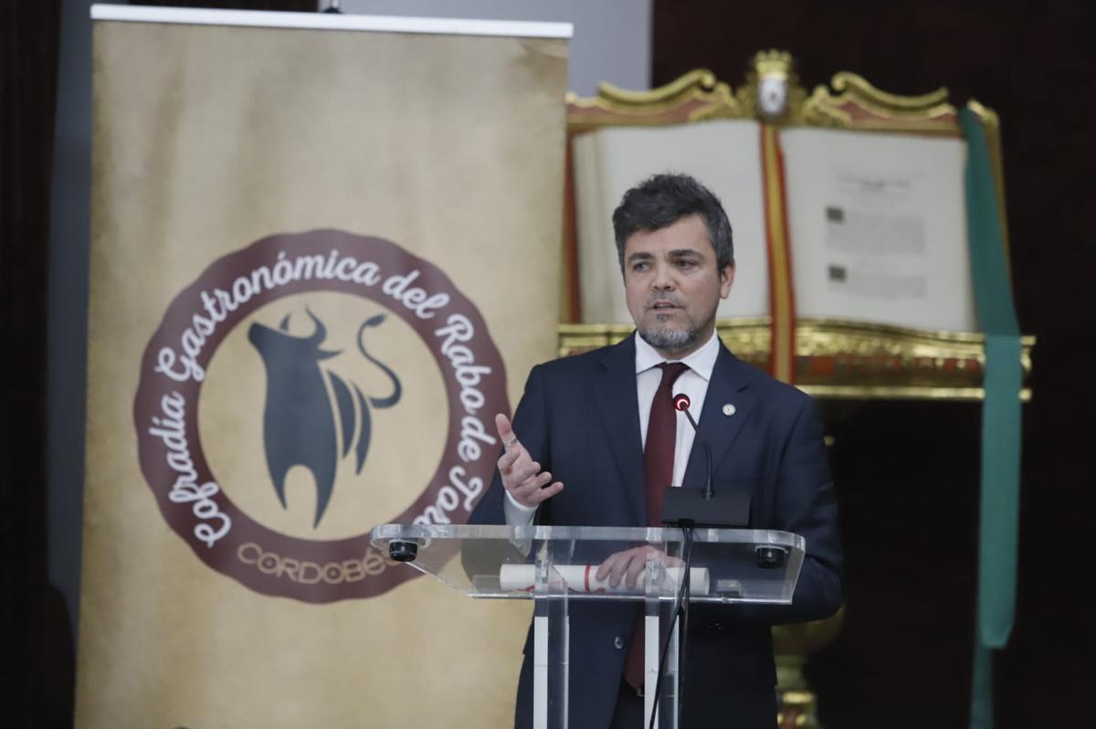 El director de Diario Córdoba, Rafael Romero, durante su intervención tras recoger el distintivo de la Cofradía del Rabo de Toro.