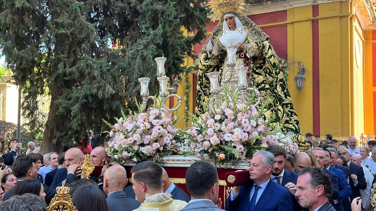 La corporación municipal porta la Esperanza de Triana a su salida del Rectorado