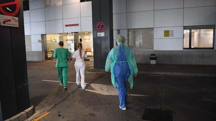 Varias sanitarias se dirigen a la puerta de Urgencias en el Hospital de A Coruña.