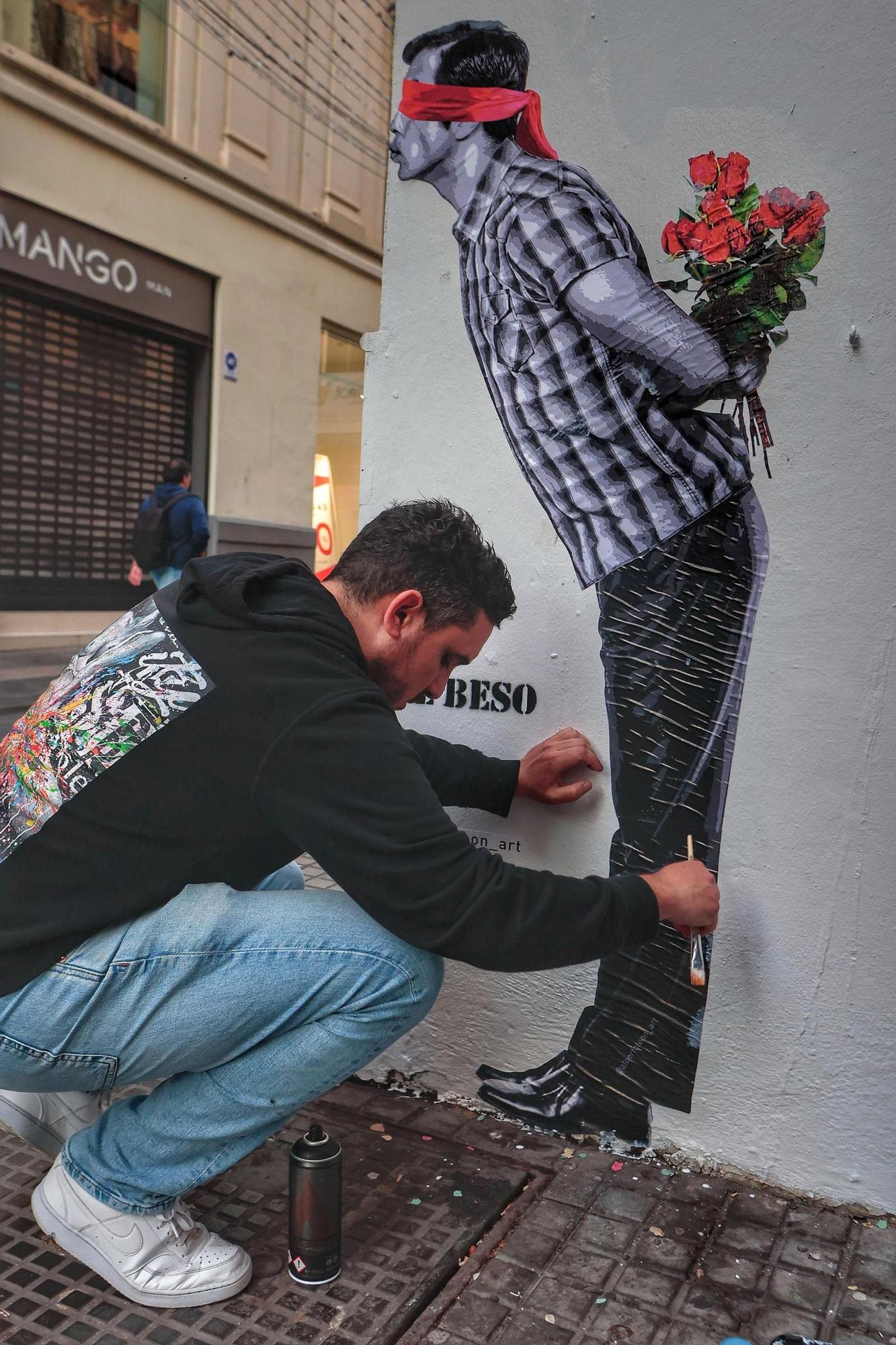 Alberto León pinta 'su beso' en la calle del Castillo