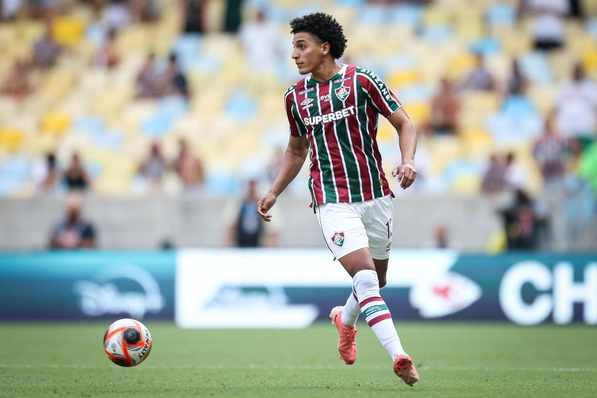 El exzaragocista controla un balón en un partido con el Fluminense.