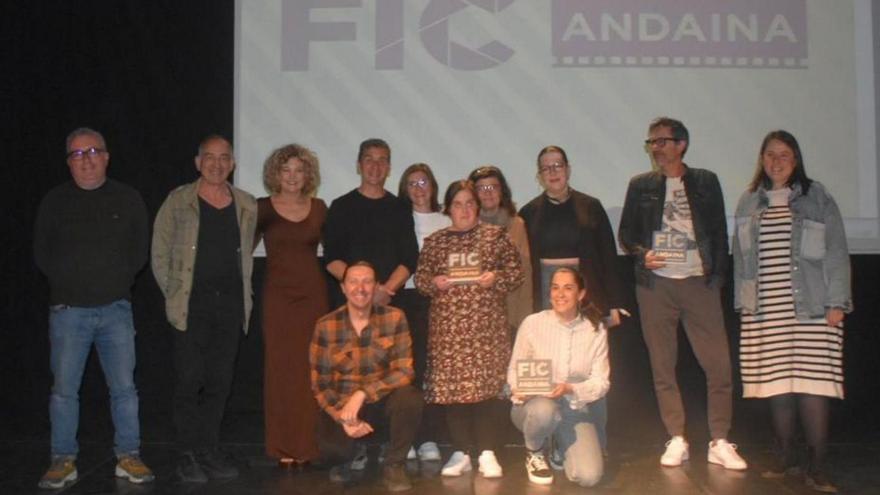 Los premiados junto al equipo de FIC Andaina, en la clausura.