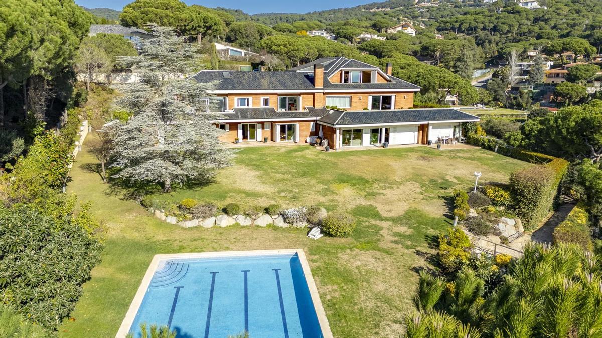 Vista de una villa ubicada en Sant Andreu de Llavaneras, comercializada por la inmobiliaria Barnes, a la venta por 5 millones de euros.