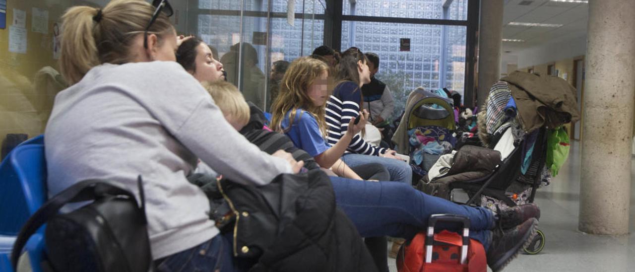 Pacientes esperan a ser atendidos en el área de Pediatría del centro de salud de San Blas.