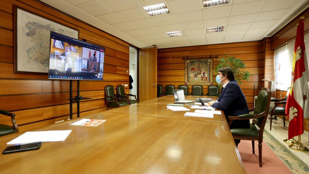 El consejero de Medio Ambiente durante una videoconferencia sobre el lobo