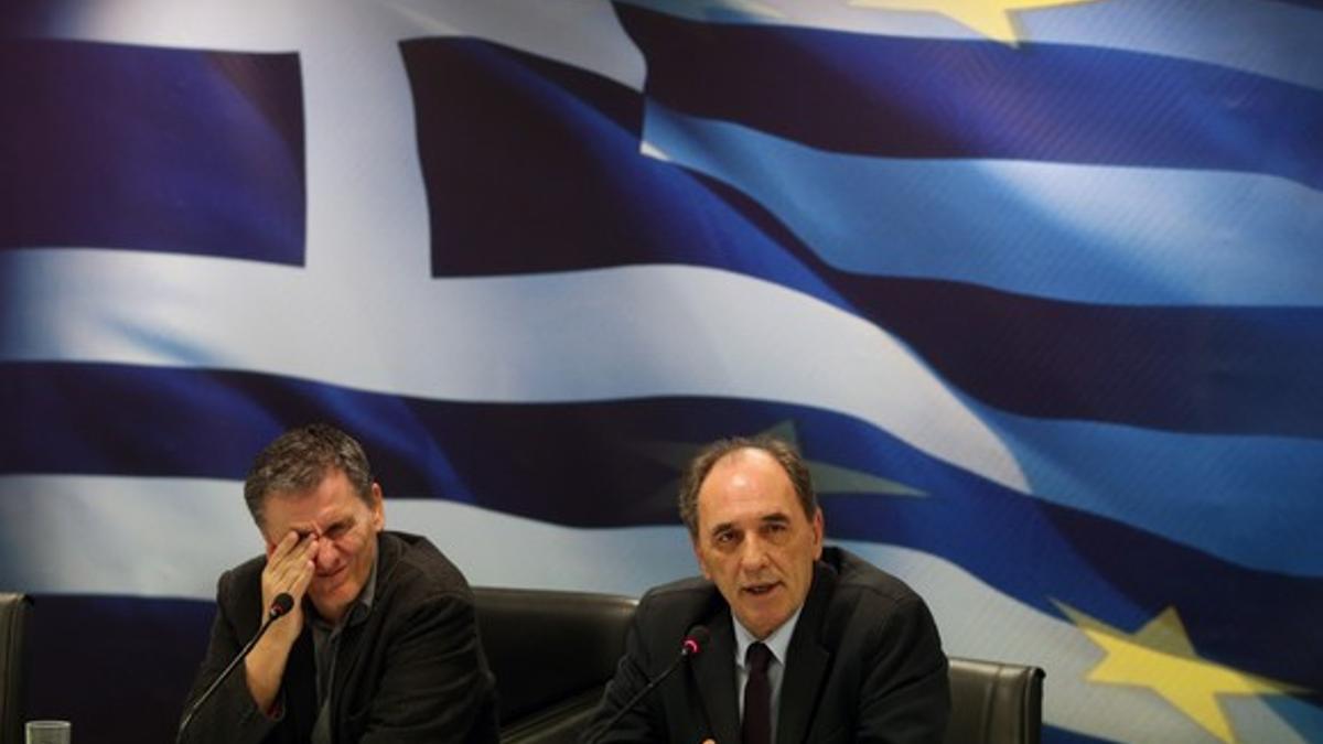El ministro de Economía Giorgos Sathakis (derecha) junto a su homólogo de finanzas Euclid Tsakalotos.