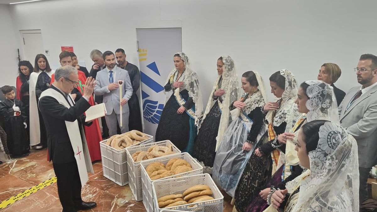 Momento de la bendición de los rollos que el Lunes de Pascua se repartirán en la romería.