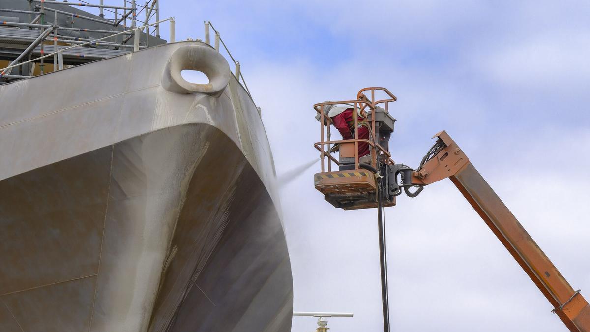 El BAM 'Tornado' es sometido a una innovadora técnica de limpieza del casco con chorros a presión de cristal reciclado molido en el Puerto de Las Palmas