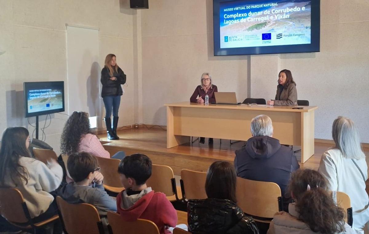 Marisol Díaz, á dereita, presentando o Museo Virtual do Parque Natural de Corrubedo.