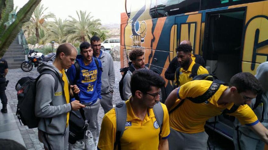 La expedición del Maccabi Tel Aviv, a su llegada ayer al Salobre Hotel Resort&amp;Serenity.