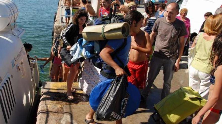 Visitantes y campistas procedentes de la isla de Ons, a su llegada a Bueu.  // Gonzalo Núñez