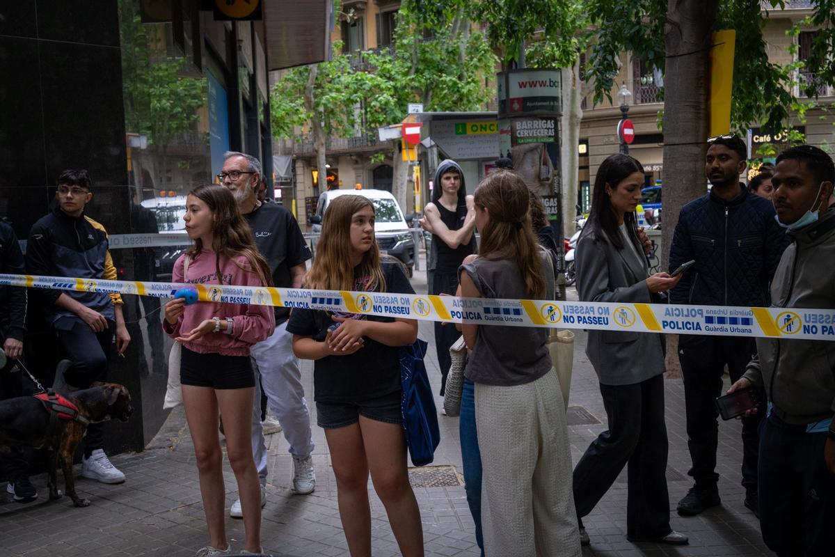 Una explosión por una bombona de butano deja ocho heridos y obliga a desalojar un edificio en Poblenou Una explosión por una bombona de butano deja ocho heridos y obliga a desalojar un edificio en Poblenou