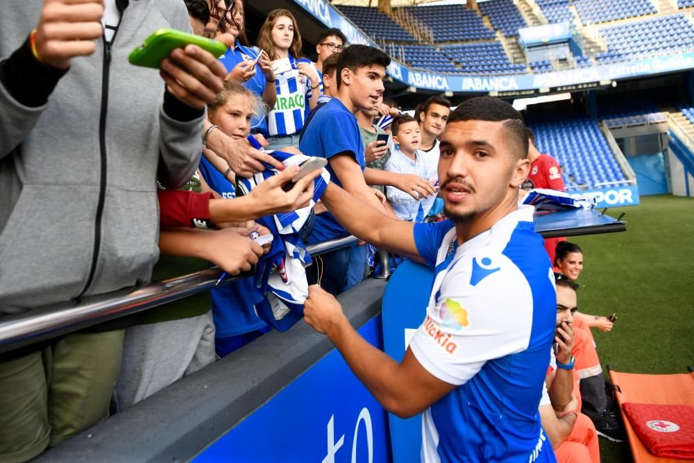 Unos 6000 espectadores se dan cita en Riazor para la puesta de largo de las nueve incorporaciones. El coruñés Lucas Pérez y Schär, los más aclamados