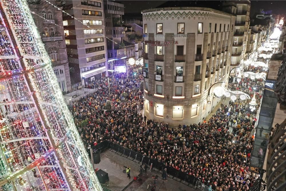 Ya es Navidad en Vigo: 10 milllones de luces para marcar una historia. // A. Villar | J. Lores | J. Álvarez | C. Delgado | M. Romero