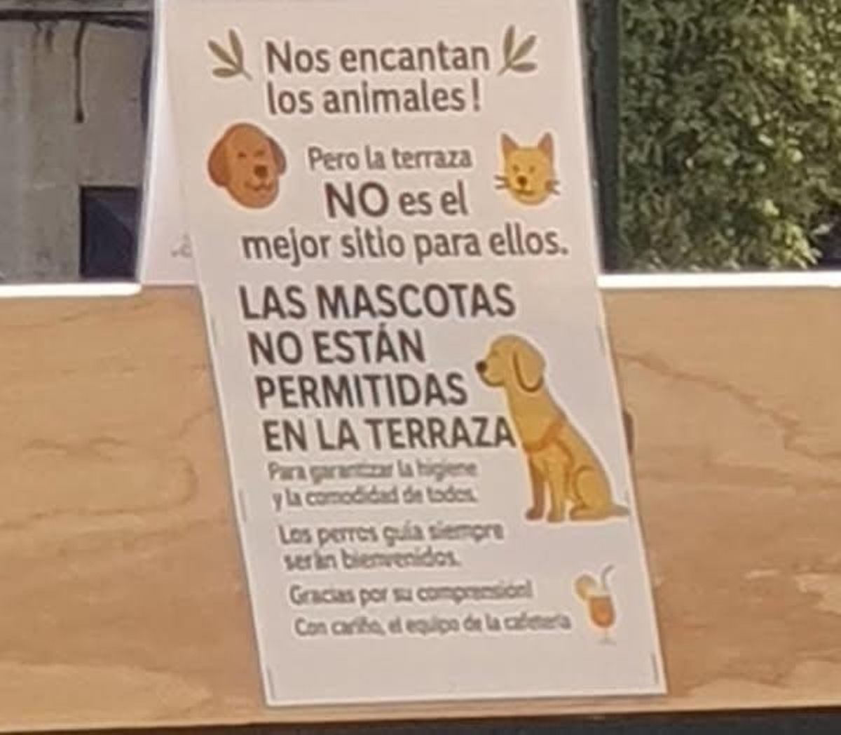 El cartel de una cafetería de la calle Pizarro en Vigo, en la que no están permitidas las mascotas, ni en el interior del local, ni en su terraza.