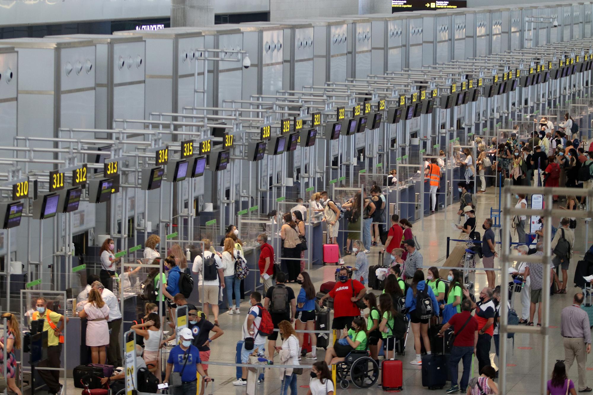 Llegada de turistas al aeropuerto de Málaga, el primer día de las vacaciones de verano de 2021