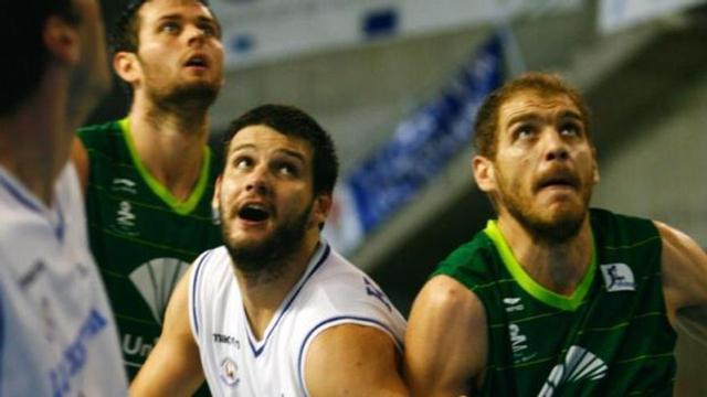 Freeland y Zoric luchan por un rebote con Ivanov.