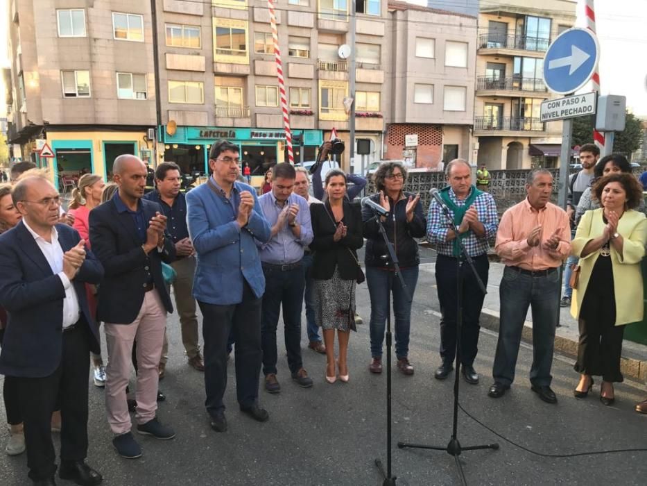 Decenas de personas se reúnen para homenajear a las víctimas del accidente ferroviario de O Porriño.