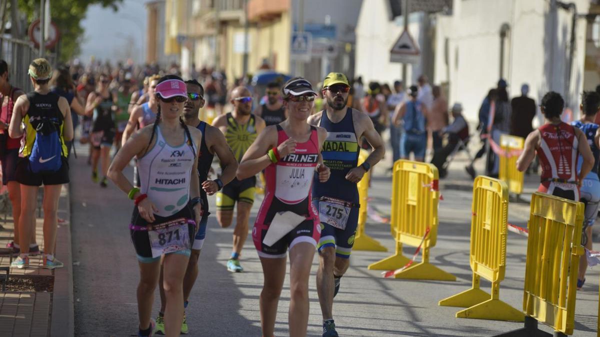 Imagen de una edición del Triatlón de Fuente Álamo. | IVÁN URQUÍZAR