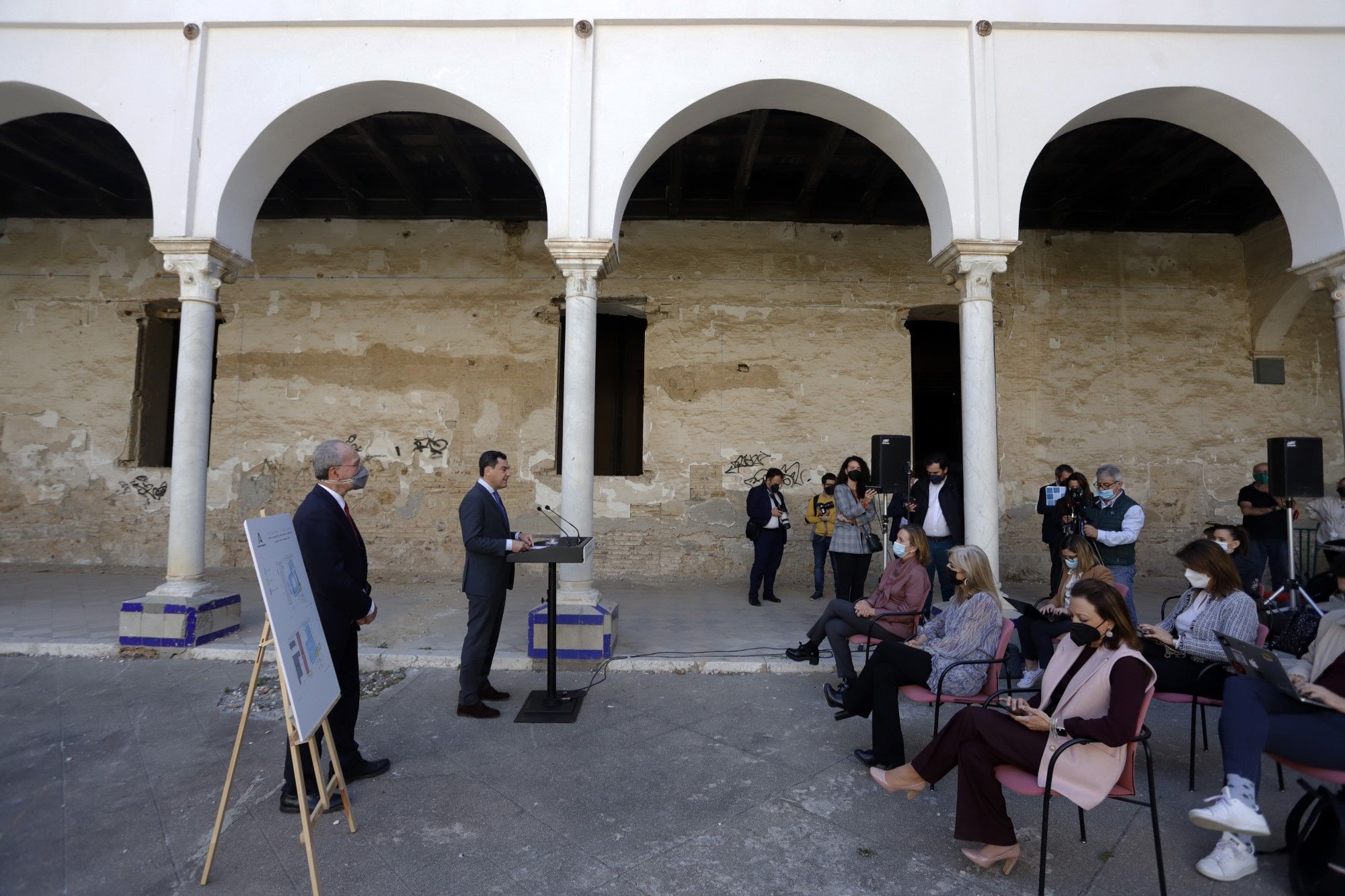 El presidente Moreno visita el convento de la Trinidad de Málaga