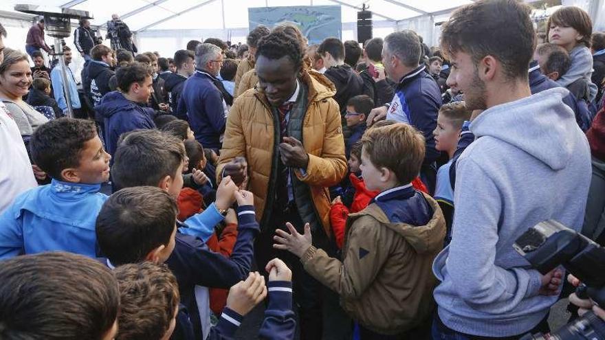 Pione Sisto saluda a los chavales que formaron un pasillo al primer equipo. // Ricardo Grobas