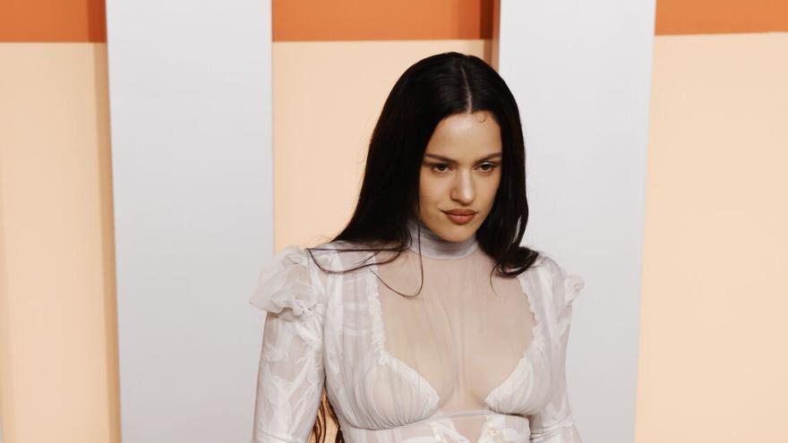 Rosalía conquista la &#039;after party&#039; de los Oscar con un vestido victoriano de transparencias