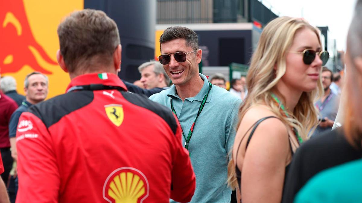 Los jugadores del Barça visitan el paddock del GP de España de F1