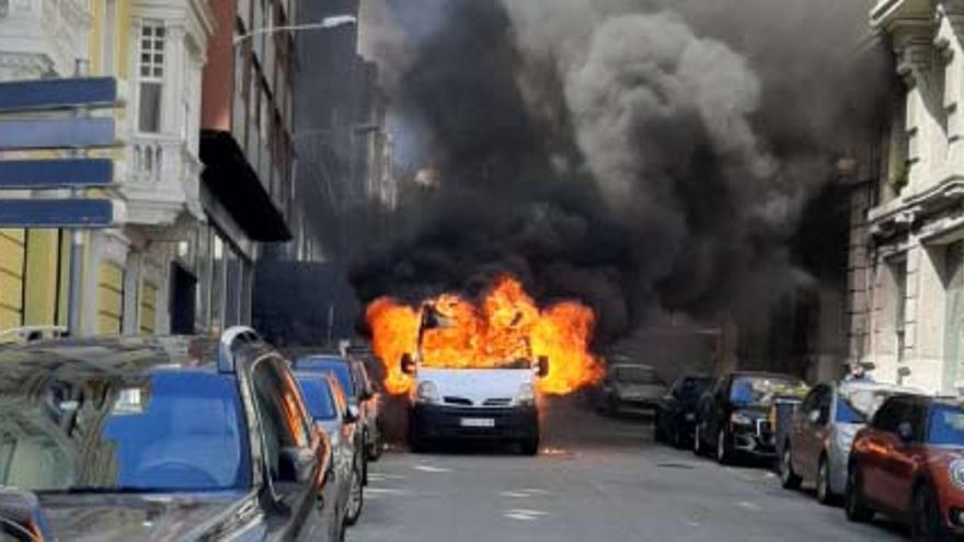 Una furgoneta arde en Marcial del Adalid.