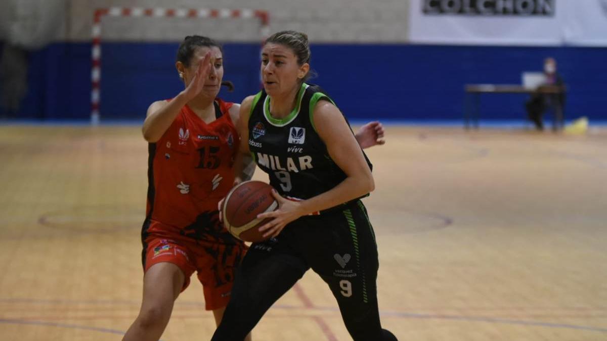 Marta Martínez controla el balón en el partido contra el BF León.