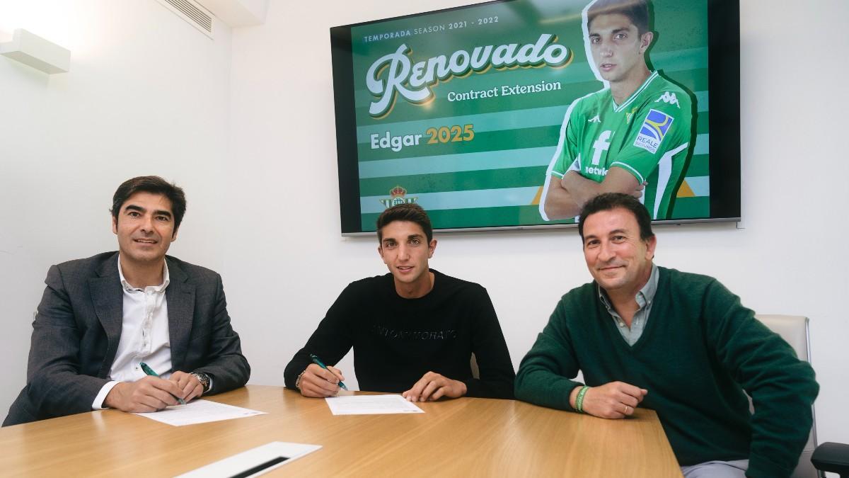 Édgar González firma su extensión de contrato como bético