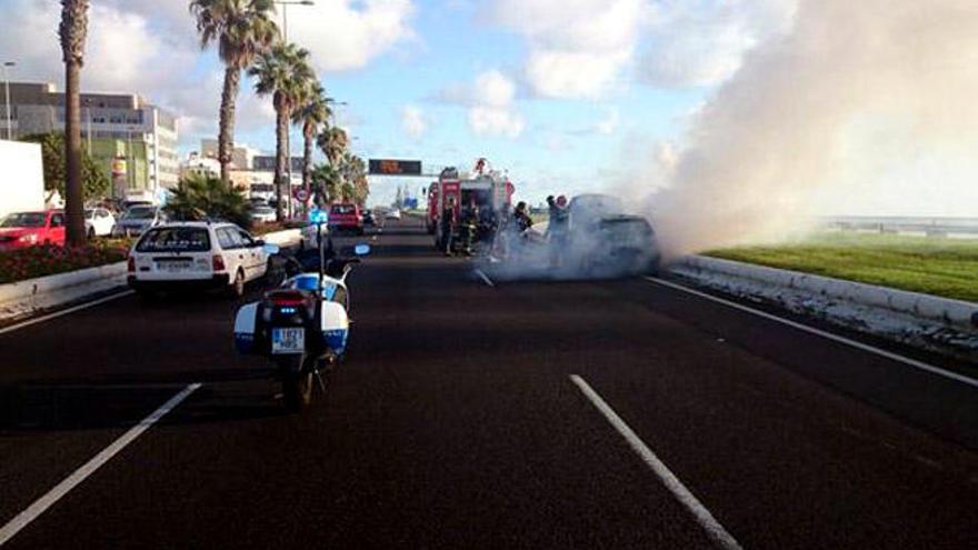 Un coche arde en la Avenida Marítima de la capital grancanaria