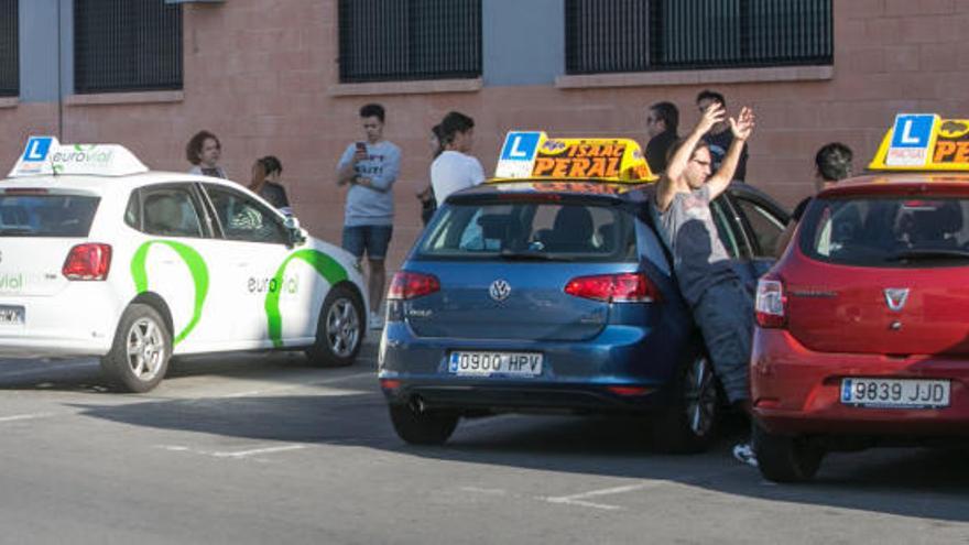 Las autoescuelas canarias temen que el carné se convierta &quot;en un lujo&quot;