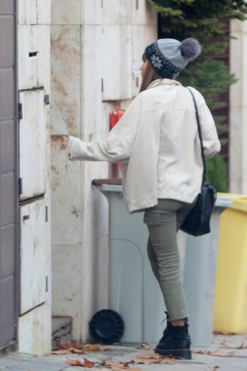 Aitana esperando que alguien se digne a abrirle la puerta