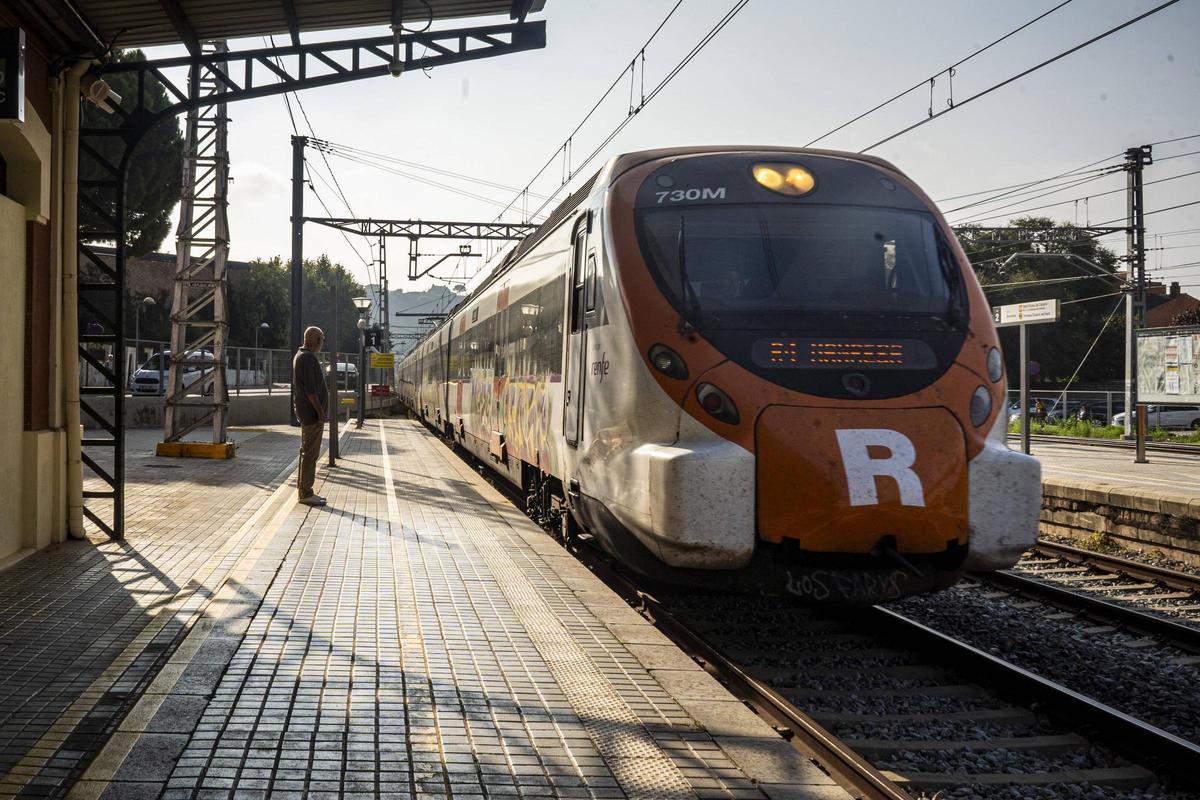 Tren aturant-se a l'estació de Sant Vicenç de Castellet de l'R4 de Rodalies Renfe