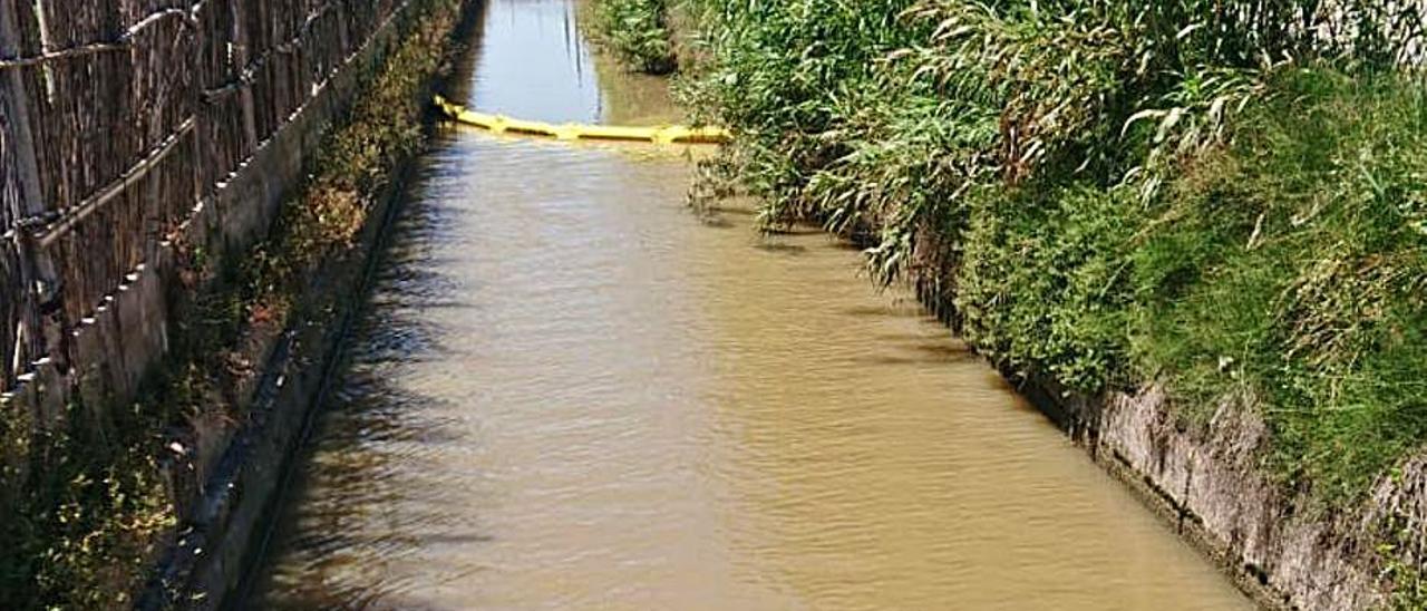 Una de las barreras flotantes instaladas ayer en Sueca. | LEVANTE-EMV