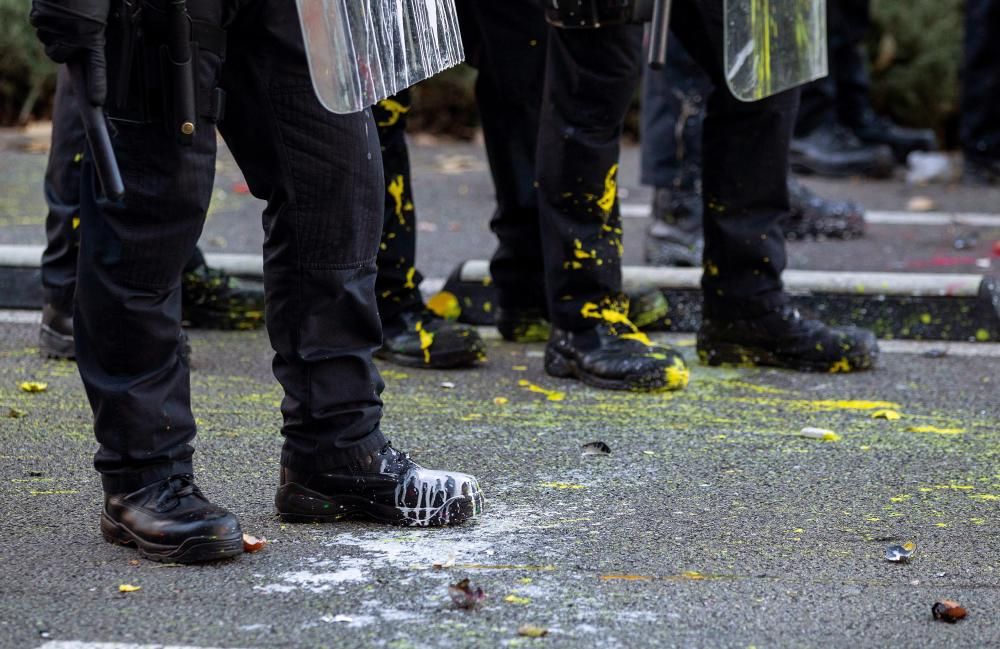 Tensió i enfrontaments entre Mossos i manifestants al centre de Barcelona