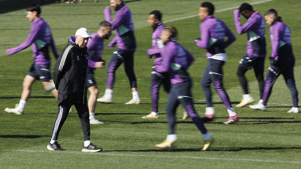 Carlo Ancelotti, entrenador del Real Madrid, durante el entrenamiento previo al duelo contra el Betis.