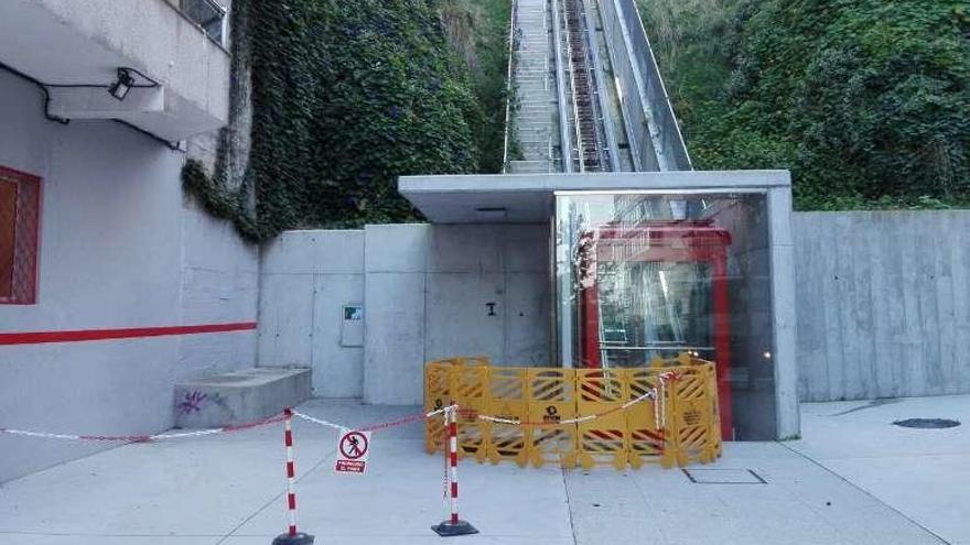 La entrada al ascensor vallada por el Concello. // FdV