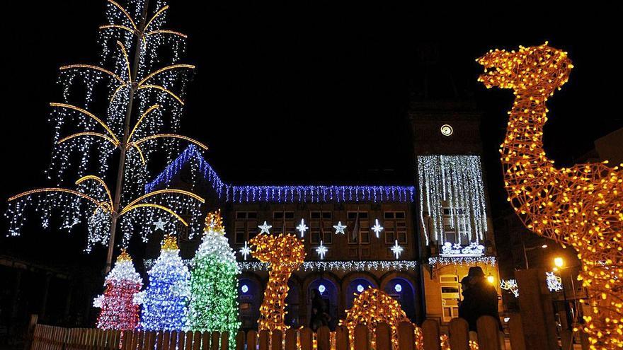 Los Reyes Magos con sus camellos, en el alumbrado de una Navidad en A Estrada.   | // BERNABÉ/JAVIER LALÍN