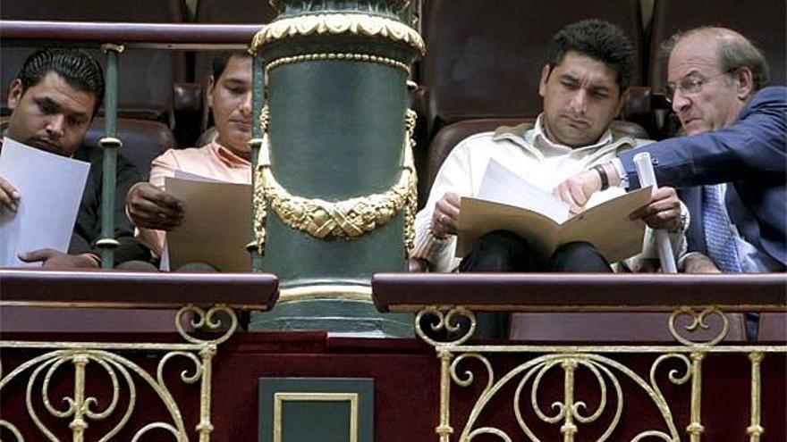 El padre de Mari Luz, con familiares y el alcalde de Huelva, en el Congreso