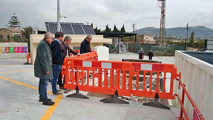 Las autoridades que asistieron a la inauguraciÃ³n observan una de las cubetas.