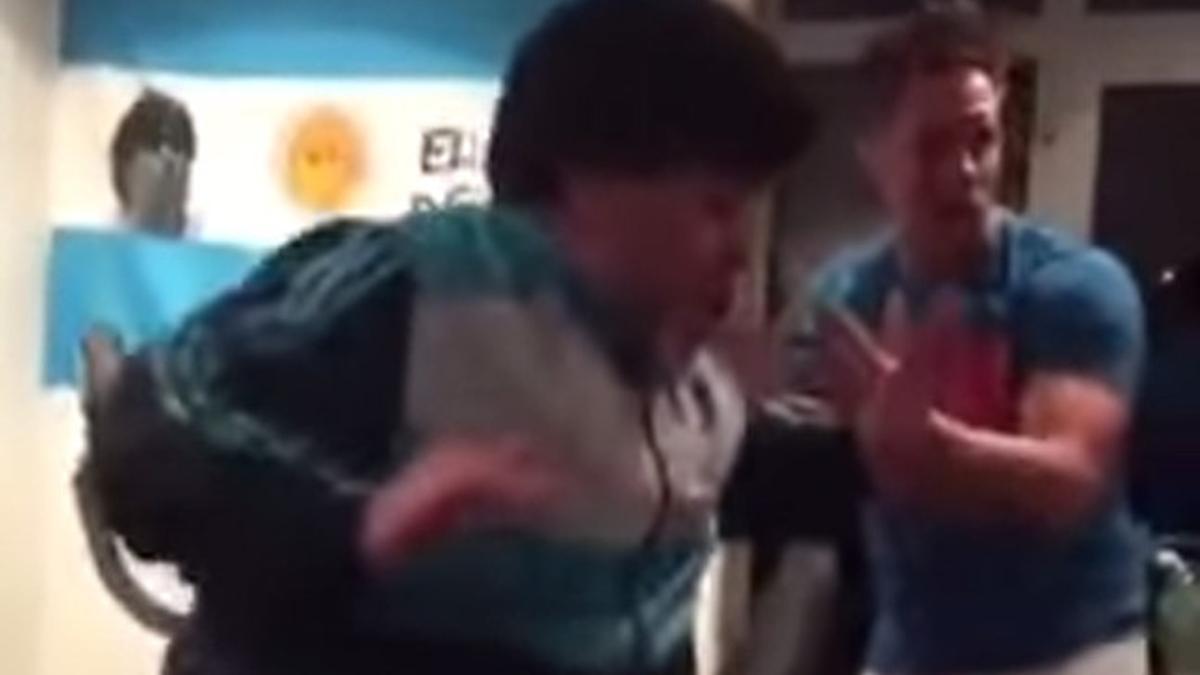 Maradona, bailando una cumbia con amigos