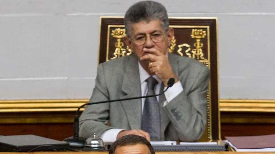 El diputado opositor José Guerra, durante el debate parlamentario. // Efe