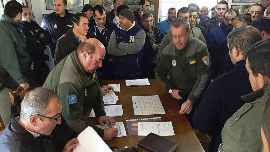 Un momento del sorteo en la Casa de los Pescadores de A Freixa, en Ponteareas. // D.P.