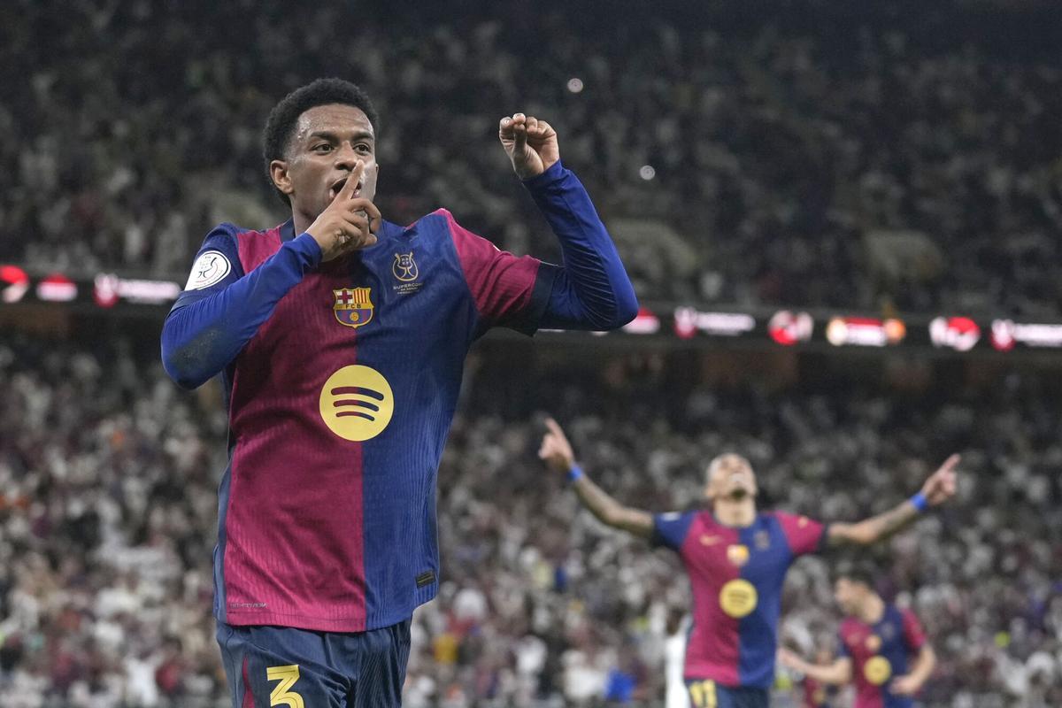 Alejandro Balde festeja su gol, el momentáneo 1-4 en la final de la Supercopa, y Raphinha por detrás.
