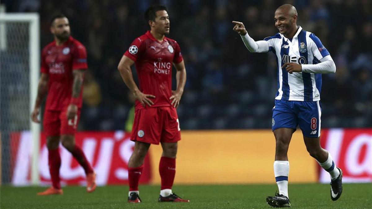 Brahimi anotó el 3-0, un golazo, rozándose el descanso