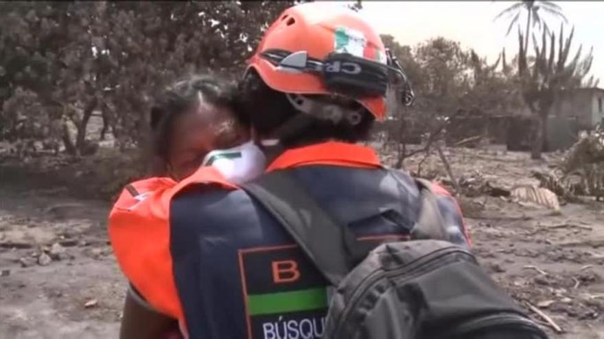 Una mujer busca a 50 familiares desaparecidos tras la erupción del volcán Fuego