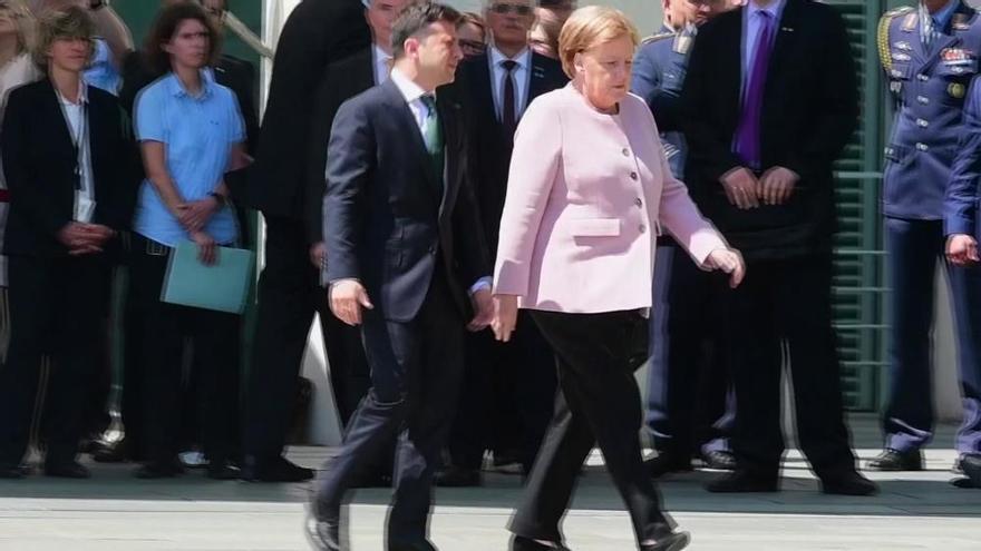 Merkel sufre espasmos durante un acto oficial